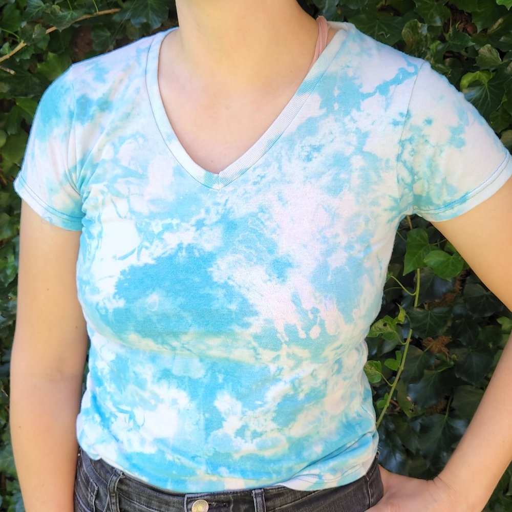 hand-tie-dyed XL v-neck shirt — light blue and white
